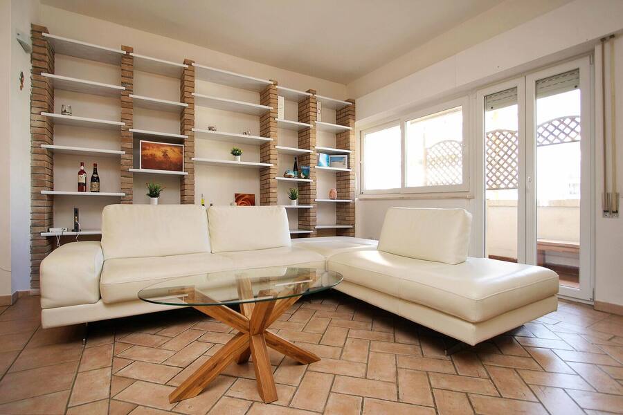 Salotto con divano panoramico di una casa vacanza Soggiorno Semplice
