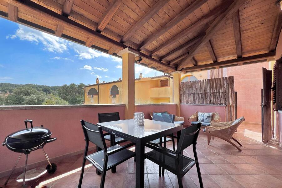 Terrazzo coperto con barbecue e vista sulle colline