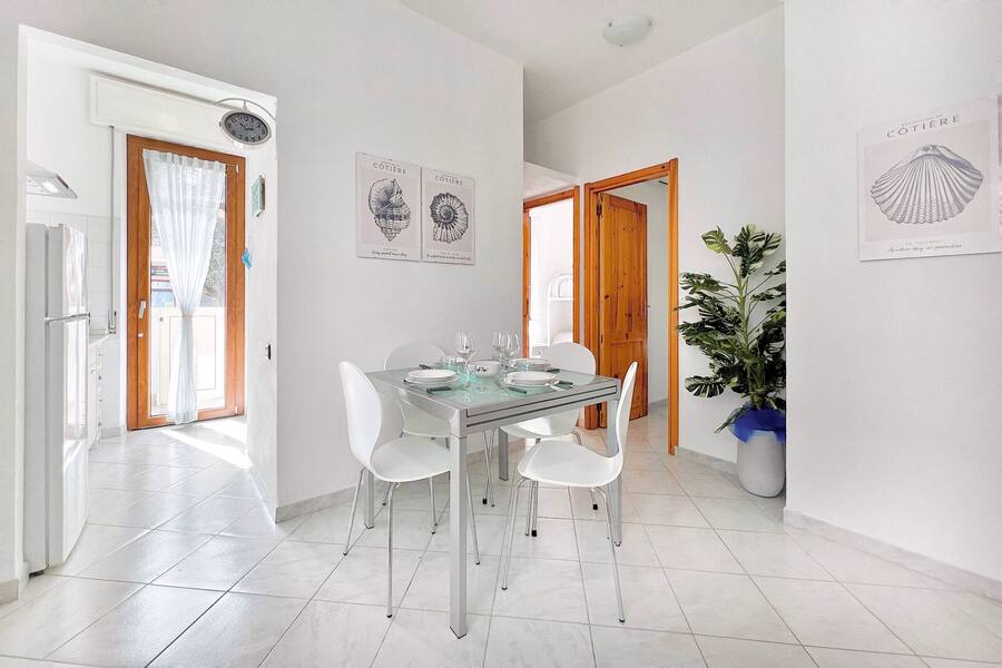 Zona pranzo con quadri decorativi
