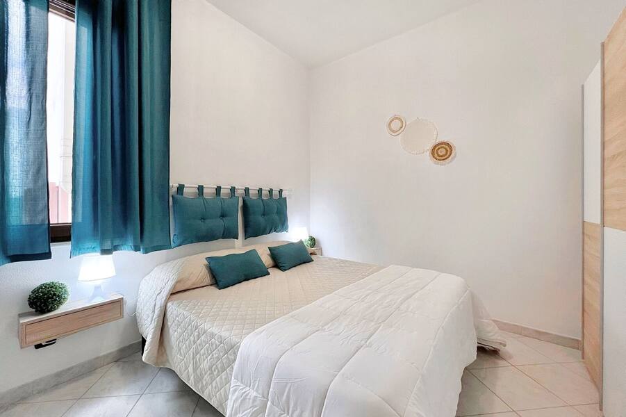 Camera da letto con tende turchesi