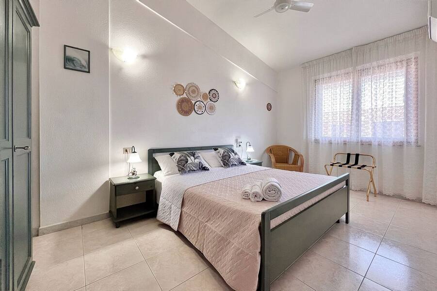 Camera da letto con cesti decorativi a parete