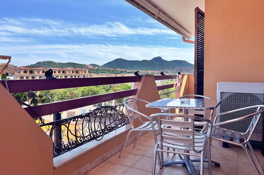 Balcone con vista sulle colline della Sardegna