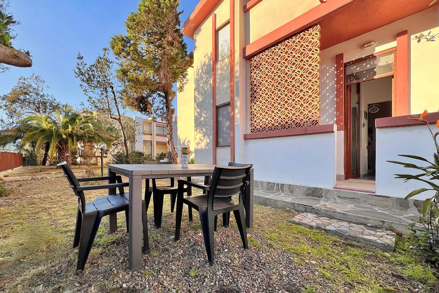 Esterno di una casa vacanza con giardino e zona pranzo
