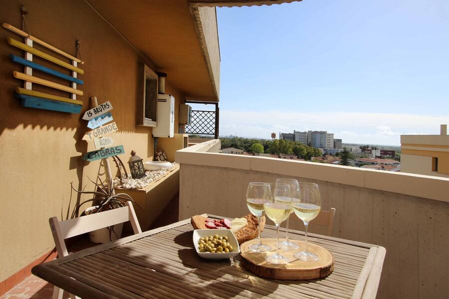 Terrazzo con aperitivo e vista sulla città