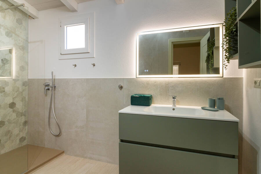 Bagno moderno con doccia e mobile lavabo verde salvia