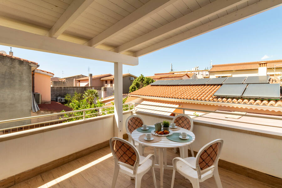 Terrazzo con tavolo rotondo apparecchiato per la colazione