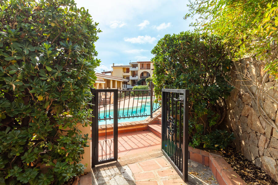 Ingresso al giardino con vista sulla piscina