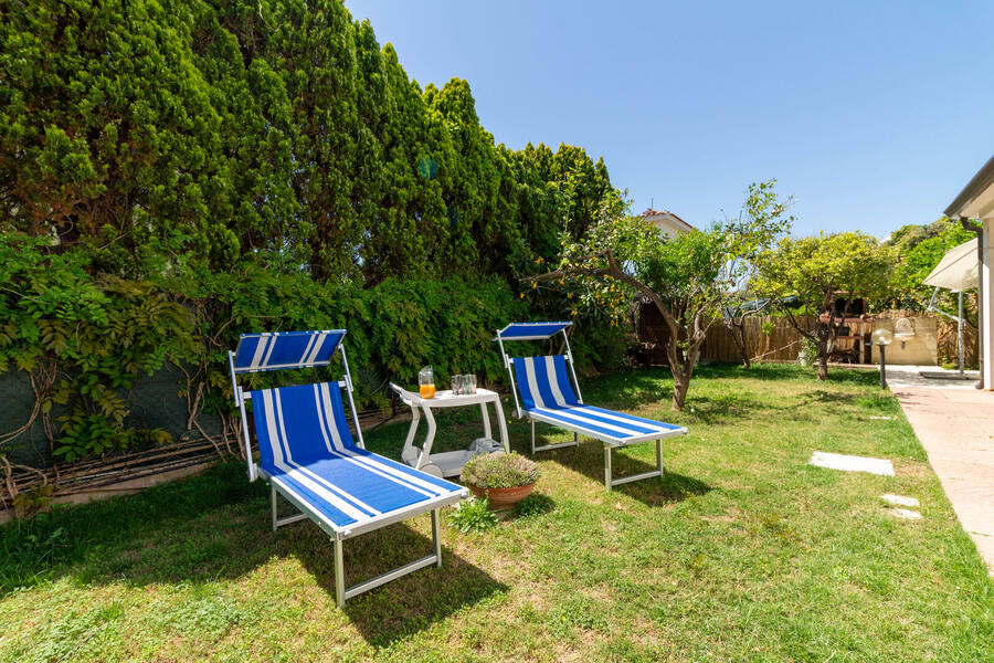 Giardino con lettini prendisole