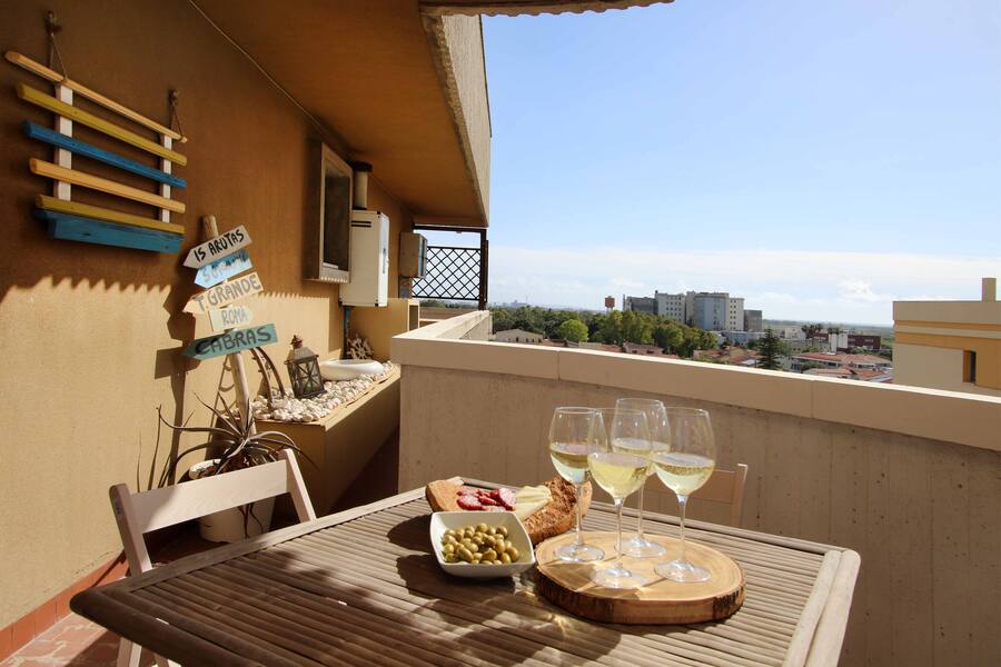 Terrazzo con aperitivo e vista panoramica sulla città