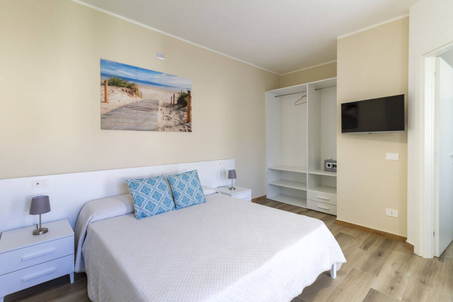 Camera da letto con decorazioni in paglia e vista dalla finestra
